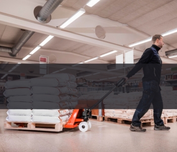 Ruční paletový vozík Toyota v prodejně