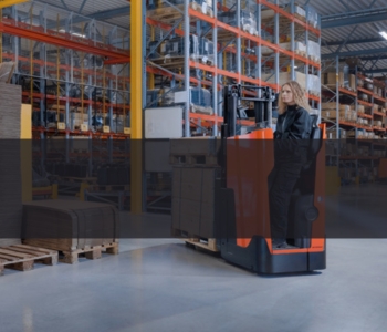 Elektrické zakladače se stojícím řidičem