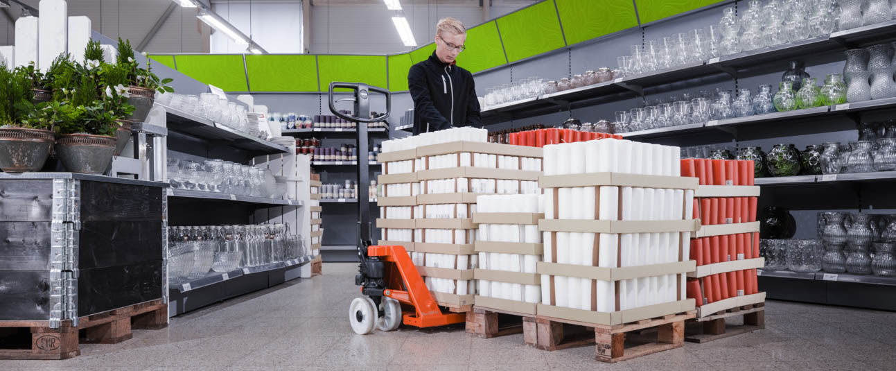 Ruční paletový vozík Toyota BT Lifter v prodejně