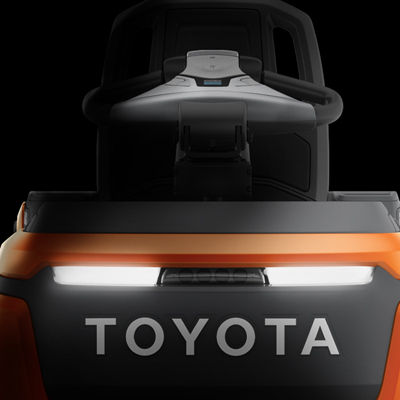 Pohled na vychystávací vozík Toyota Optio zepředu