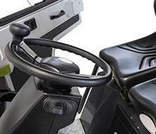 Elektrický nákladní vůz Toyota s plošinou a ovládáním podobným osobnímu automobilu